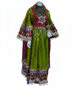 ชุดราตรีผ้าไหมสีเขียวมะกอกสุดหรู โดดเด่นด้วยเสื้อท่อนบนสีแดงเลือดหมูที่ตัดกับงานปักกระจกสีขาวอย่างประณีต - Product Image 5