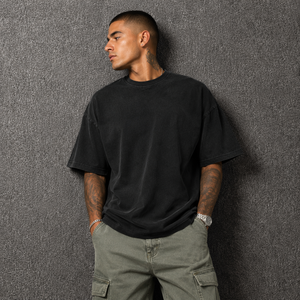 Camiseta de hombre estilo gótico, holgada, con gráfico en la espalda y logo en la manga, 100% algodón, estilo streetwear, lavada, oversize. - Product Image 2