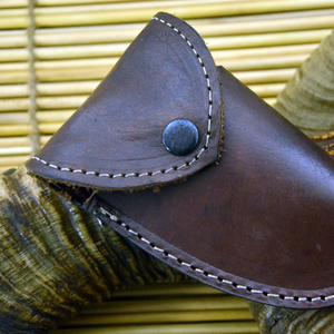 Cuchillo de caza de acero de Damasco con hoja de punta curva, mango de hueso e incrustaciones de latón, herramienta de supervivencia para exteriores - Product Image 5