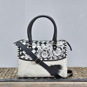 Bolso de Mano de Cuero de Lujo y Bolso Speedy con Panel de Piel de Vaca y Diseño Bordado con Cierre de Cremallera - Product Image 1