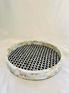 Plateau décoratif rond de haute qualité en nacre avec motif festonné, plateau de service oriental fait main pour la maison - Product Image 2