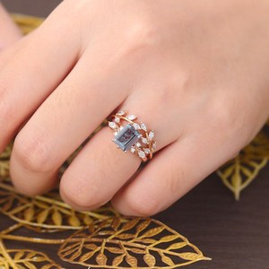 Anillo de Compromiso con Alejandrita de Corte Esmeralda, Anillo de Boda Vintage de Oro Rosa con Moissanita - Product Image 5