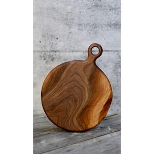 Planche à fromage ronde avec poignée, lavable au lave-vaisselle, planche à découper artisanale pour la cuisine, présentoir de comptoir, plateau à pizza antidérapant - Product Image 1