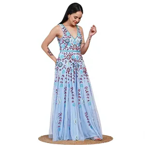 Robe de soirée bleu ciel luxueuse, entièrement brodée à la main |   Robe de bal sans manches à col en V brodée de fleurs |   Robe maxi évasée en tulle haut de gamme - Product Image 4