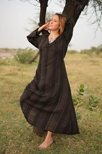 Elegante Vestido Kaftán de Algodón Estampado a Mano, Estilo Bohemio, Manga Larga, Cuello en V y Mangas Largas Relajadas - Product Image 4