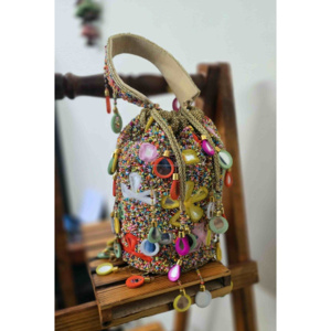 Bolso de mano moderno hecho a mano con piedras, perlas y cadenas, ecológico, clásico, de moda, para fiestas nocturnas, de la India. - Product Image 1