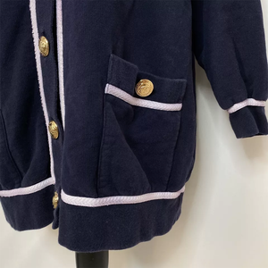 Cardigan en tricot d'hiver St. John Sport en laine/cachemire bleu marine et blanc, col en V, boutons sur le devant, avec boutons dorés et poches plaquées - Product Image 2