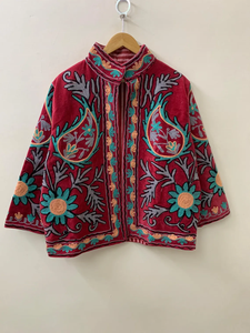 Blouson aviateur Suzani en velours rouge brodé à la main Vêtements d'extérieur à fleurs en cuir de poisson pour les festivals - Product Image 3