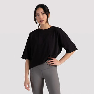 เสื้อครอปท็อปโอเวอร์ไซส์สำหรับผู้หญิง สีดำ ทรงหลวม คอวี ไหล่ตก ผ้าถัก สีพื้น ใส่ได้ทุกฤดู ระบายอากาศได้ดี - Product Image 1