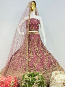 Lehenga Choli de Novia Real con Adornos de Pedrería Completa, Blusa Elegante y Dupatta de Diseñador, Última Tendencia - Product Image 2