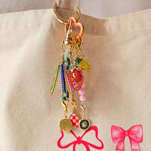 Accesorios para Bolsos: Llaveros de Mochila para Mujer, Ecológicos, Hechos a Mano, con Diseño de Fresa y Limón con Cuentas y Cadena Dorada - Product Image 2