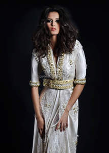 Kaftan blanco de media manga con bordado y perlas doradas, el trabajo más vendido en Oriente Medio - Product Image 2