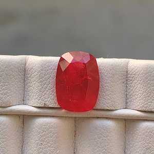 Rodonita Roja Natural con Corte Cojín, Ideal para la Elaboración de Joyería Fina y Joyería de Diseño - Product Image 1