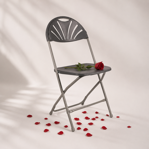Silla Plegable de Plástico Gris con Estructura Metálica, Silla de Jardín para Exteriores, Ligera, Duradera, Diseño Minimalista para Uso en Pisos Duros - Product Image 1