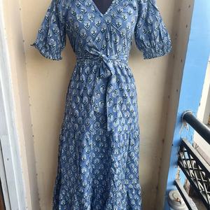 ชุดเดรสพิมพ์ลายด้วยมือ ผ้าฝ้ายอินเดีย ชุดเดรสยาวทรงแม็กซี่สำหรับฤดูใบไม้ร่วง เสื้อผ้าผู้หญิง ชุดเดรสผู้หญิงสำหรับฤดูใบไม้ร่วง ราคาโรงงาน - Product Image 1