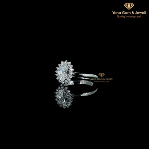 Bague de fiançailles classique à taille ovale 1,00 carat avec halo floral, diamant de laboratoire CVD, or massif 14K, certifié IGI, clarté VVS2, couleur D - Product Image 2