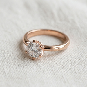 แหวนหมั้นเพชรทรงกลมเจียระไนแบบบริลเลียนท์ ทองคำขาว 14K ประดับเพชรเลี้ยงในห้องปฏิบัติการ ได้รับการรับรองจาก IGI ของขวัญแต่งงานสำหรับผู้หญิง - Product Image 2