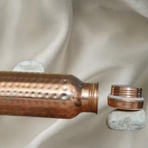 Botella de cobre diseñada para una sensación refrescante al beber, que mejora la hidratación diaria con una experiencia de tacto frío natural. - Product Image 1