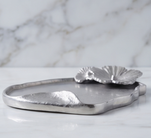 Plateau en métal lourd à motif botanique unique, finition texturée, pour cuisine et salle à manger, articles de table en stock - Product Image 1