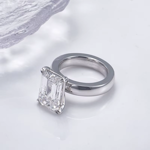 Bague de fiançailles en diamant taille émeraude, sertie de griffes en platine, bijoux fins classiques pour femmes - Product Image 4