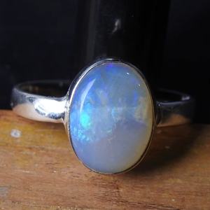 Anillo de Boda Australiano de Plata Maciza con Ópalo Multifuego - Talla 6.5 de EE. UU., Joyería Clásica Hecha a Mano, Regalo para Ella - Product Image 1