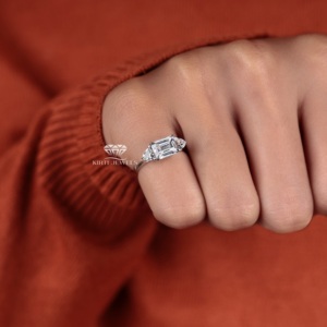 Bague de fiançailles à trois pierres en diamant de laboratoire taille émeraude avec pierres latérales taille trillion en or blanc 14K, cadeau de mariage, fournisseur de bijoux - Product Image 3