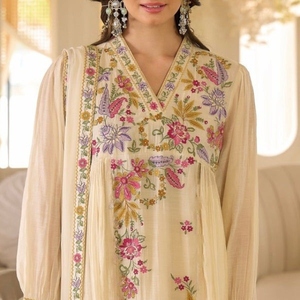 Ensemble de costume brodé en georgette de créateur avec pantalon et dupatta assortis, un ensemble ethnique conçu pour les mariages. - Product Image 5