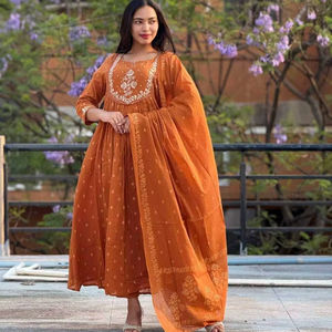 Conjunto de Top y Pantalón Bordado de Algodón Puro para Mujer KF 3113 con Dupatta Estampada Chanderi Completa, Ropa Tradicional Étnica para Fiestas - Product Image 1