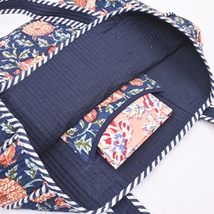 Sac fourre-tout en coton matelassé à motif floral marine avec bordure rayée, ouverture supérieure, pour le shopping, la plage et les voyages - Product Image 3