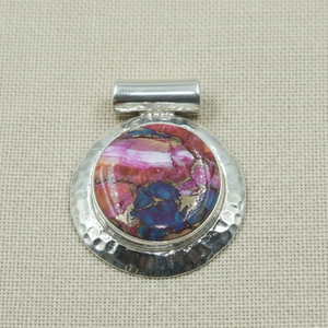 Pendentif artisanal martelé en argent avec turquoise rose coquillage, forme ronde, bijoux bohèmes, incrustation de pierres précieuses naturelles, cadeau ethnique tendance pour femme - Product Image 5