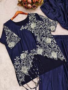 Sari en soie Chinnon de qualité supérieure prêt-à-porter, drapé, avec chemisier brodé - Product Image 3