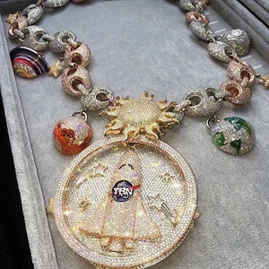 Joyería Fina Boho Hip Hop, Colgante Cohete Personalizado con Incrustaciones de Diamantes VVS Moissanite, Amuleto Cohete con Incrustaciones de Diamantes - Product Image 1