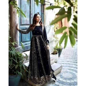 Robe en velours faite main de créateur avec taille naturelle et magnifique dupatta, silhouette trapèze pour les soirées - Product Image 4