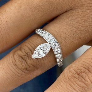 Anillo de Plata 925 con Moissanita Brillante de 1.00CT, Corte Marquesa, Diseño Elegante, Ideal para Regalo de Compromiso para tu Pareja - Product Image 1