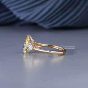 Anillo de Oro Amarillo de 14K con Moissanita Corte Pera para Mujer, Lujo, 2.91 Quilates de Peso Total, 2.6 Gramos, Joyería Fina para Boda, Compromiso, Regalo - Product Image 3