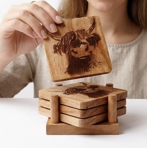 Juego de Posavasos Cuadrados de Madera con Diseño de Dragón, Hechos a Mano, Antideslizantes, 10 cm de Diámetro, Uttar Pradesh - Product Image 3