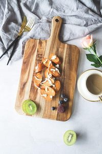 Planche à découper en bois d'acacia avec poignée, plateau de service rustique pour la cuisine, planche à découper naturelle pour le fromage, le pain, la viande, cadeau écologique - Product Image 4