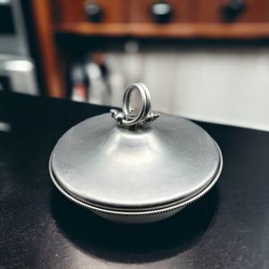 Elegante Cacerola Clásica de Acero Inoxidable |   Acabado Pulido Resistente a la Oxidación para Todas las Estufas, para Cocinar Diariamente, Mesa de Almacenamiento y Servicio - Product Image 1