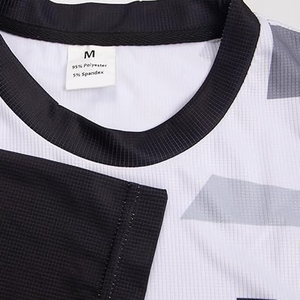 เสื้อยืดแขนยาวลายพรางสำหรับผู้ชาย คอกลม แห้งเร็ว 100% โพลีเอสเตอร์ ทรงปกติ ผ้าถัก สำหรับออกกำลังกาย - Product Image 4