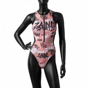 ชุดว่ายน้ำผู้หญิง โพลีเอสเตอร์ผสมสแปนเด็กซ์ พรีเมียม สีชมพูพิมพ์ลายกราฟฟิตีสีดำ ซิปหน้า รับสกรีนโลโก้ตามสั่ง - Product Image 1