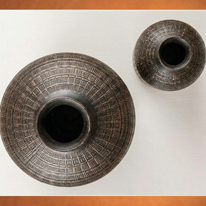 Ensemble de vases à fleurs en métal tressé foncé, texturé moderne, deux pièces, pour la maison et les mariages, décoration unique, fait main, accent de table - Product Image 3