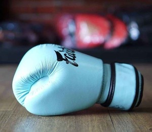 ถุงมือชกมวย Fairtex คุณภาพพรีเมียม หนังวัวแท้ ถุงมือมวยไทย Fairtex สำหรับฝึกซ้อม ผลิตตามสั่ง อุปกรณ์ต่อสู้ Fairtex - Product Image 2