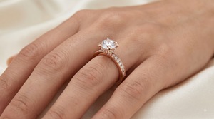 Bague de fiançailles solitaire brillante 0,70 carats, luxe, pavé de pierres latérales, sertie de diamants, pierre centrale sertie à griffes, or, IGI, anniversaire - Product Image 1