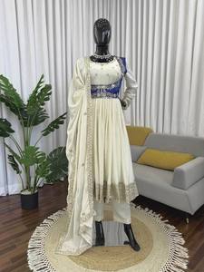 ชุดอานาร์กาลีสีครีมปักลายสีน้ำเงินสำหรับผู้หญิง ชุดพื้นเมืองอินเดีย-ปากีสถาน พร้อมผ้าคลุมไหล่ สำหรับงานแต่งงานและงานปาร์ตี้ - Product Image 1