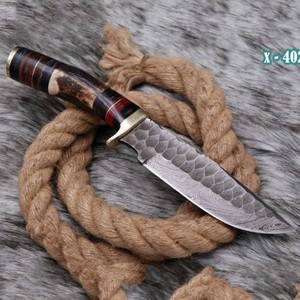 Couteau de chasse à lame fixe en acier Damas personnalisé OEM avec manche en corne de cerf, couteau de survie et de bushcraft ultra-affûté, étui en cuir - Product Image 1