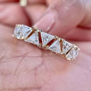 Anillo de media eternidad con diamante triangular de 1.52 quilates cultivado en laboratorio, con oro amarillo de 14 quilates, para regalo de promesa de matrimonio para novias - Product Image 2