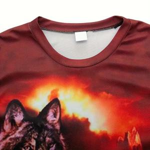 Conjunto de Camiseta y Pantalones Cortos con Gráfico de Lobo para Hombre, Diseño Sublimado Rojo Atardecer, Ropa Urbana de Dos Piezas, Poliéster, Diseño Personalizado - Product Image 4
