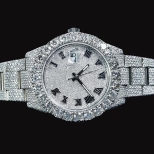 Superbe montre-bracelet de collection pour homme, style Hip Hop, avec cadran rond à chiffres romains, entièrement sertie de moissanite et de diamants, lunette entièrement pavée. - Product Image 1