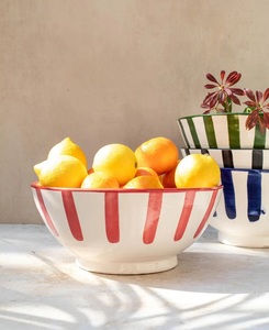 Bol à fruits en céramique artisanale avec finition à rayures rouges vibrantes, forme ronde profonde et allure élégante pour comptoir - Product Image 2