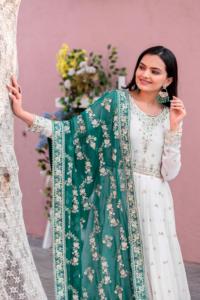 Vestidos Anarkali tradicionales indios con bordados de lentejuelas, dupatta elegante y borde de latkan con borlas en las mangas. - Product Image 4